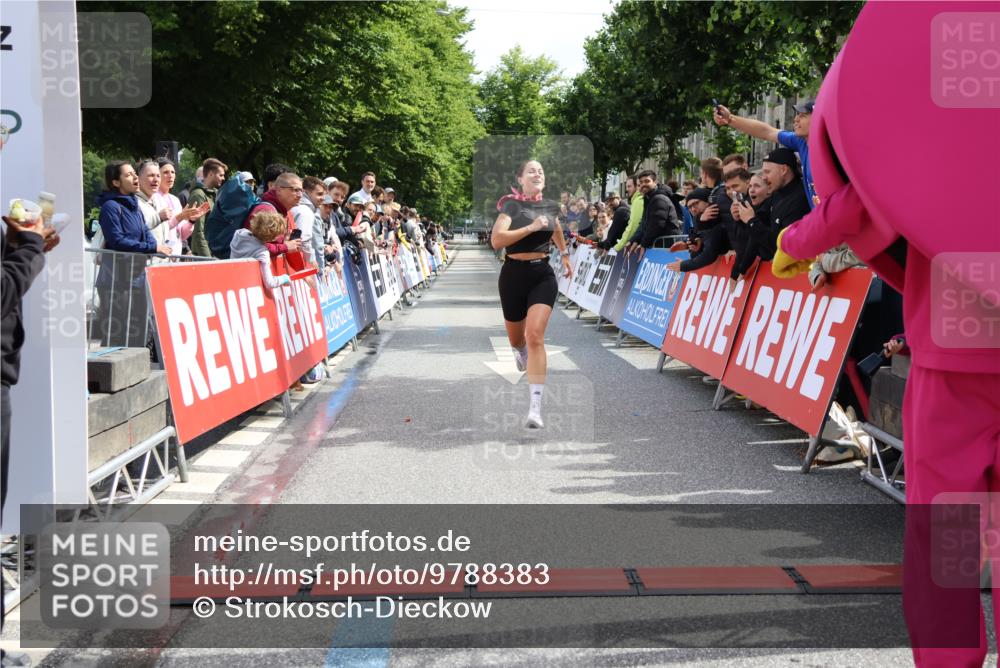 14.06.2026 - REWE Women's Run Strokosch-Dieckow http://msf.ph/oto/9788383 14.06.2026 10:51:30 Ziel 5263, 6049 meine-sportfotos.de