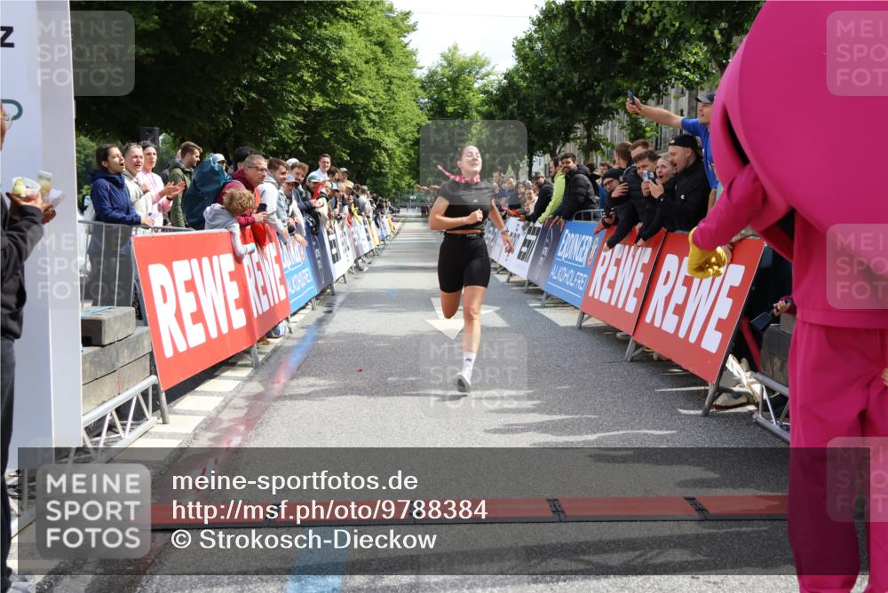 14.06.2026 - REWE Women's Run Strokosch-Dieckow http://msf.ph/oto/9788384 14.06.2026 10:51:30 Ziel 5263, 6049 meine-sportfotos.de