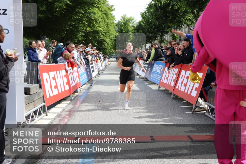 14.06.2026 - REWE Women's Run Strokosch-Dieckow http://msf.ph/oto/9788385 14.06.2026 10:51:30 Ziel 5263, 6049 meine-sportfotos.de