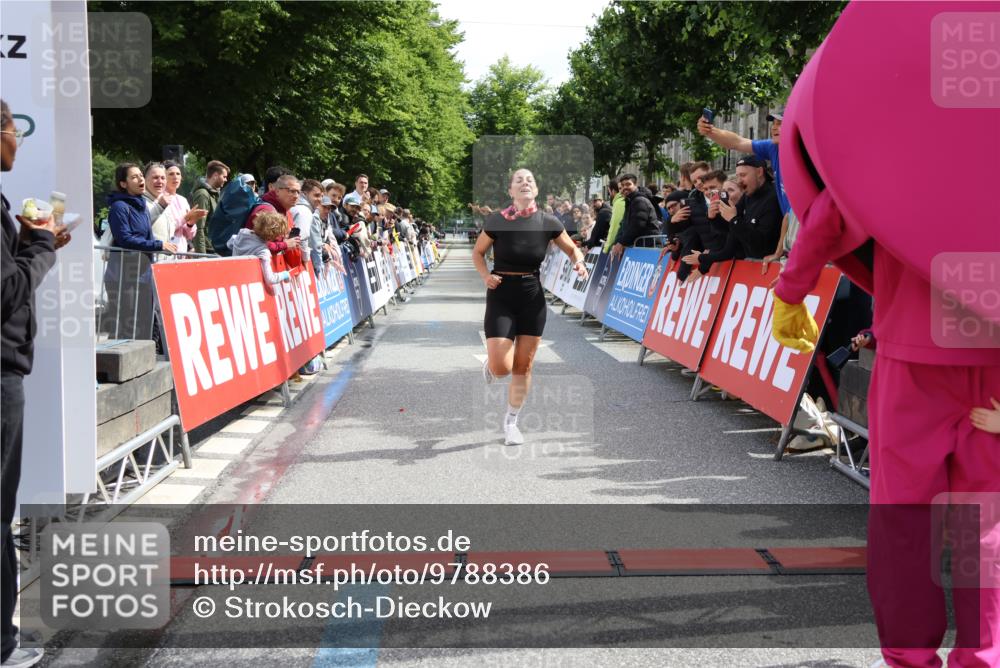 14.06.2026 - REWE Women's Run Strokosch-Dieckow http://msf.ph/oto/9788386 14.06.2026 10:51:30 Ziel 5263, 6049 meine-sportfotos.de