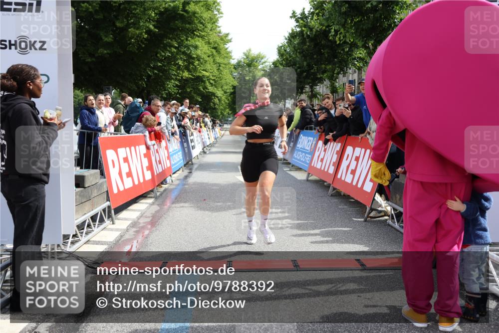 14.06.2026 - REWE Women's Run Strokosch-Dieckow http://msf.ph/oto/9788392 14.06.2026 10:51:31 Ziel 5263, 6049 meine-sportfotos.de