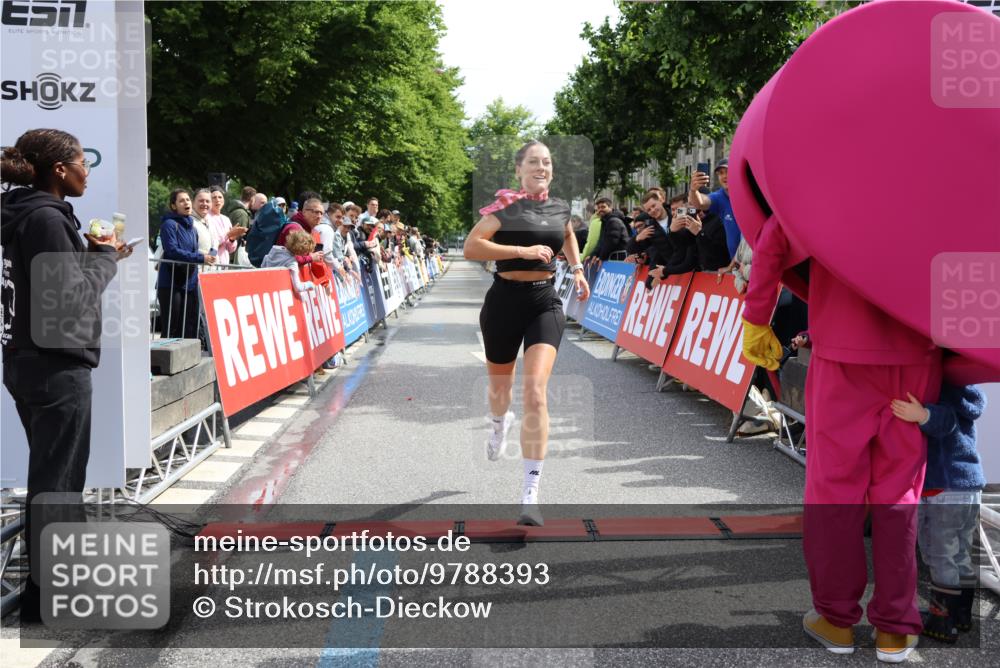 14.06.2026 - REWE Women's Run Strokosch-Dieckow http://msf.ph/oto/9788393 14.06.2026 10:51:31 Ziel 5263, 6049 meine-sportfotos.de
