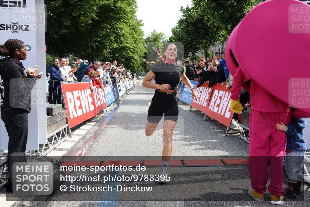 14.06.2026 - REWE Women's Run Strokosch-Dieckow http://msf.ph/oto/9788395 14.06.2026 10:51:31 Ziel 5263, 6049 meine-sportfotos.de
