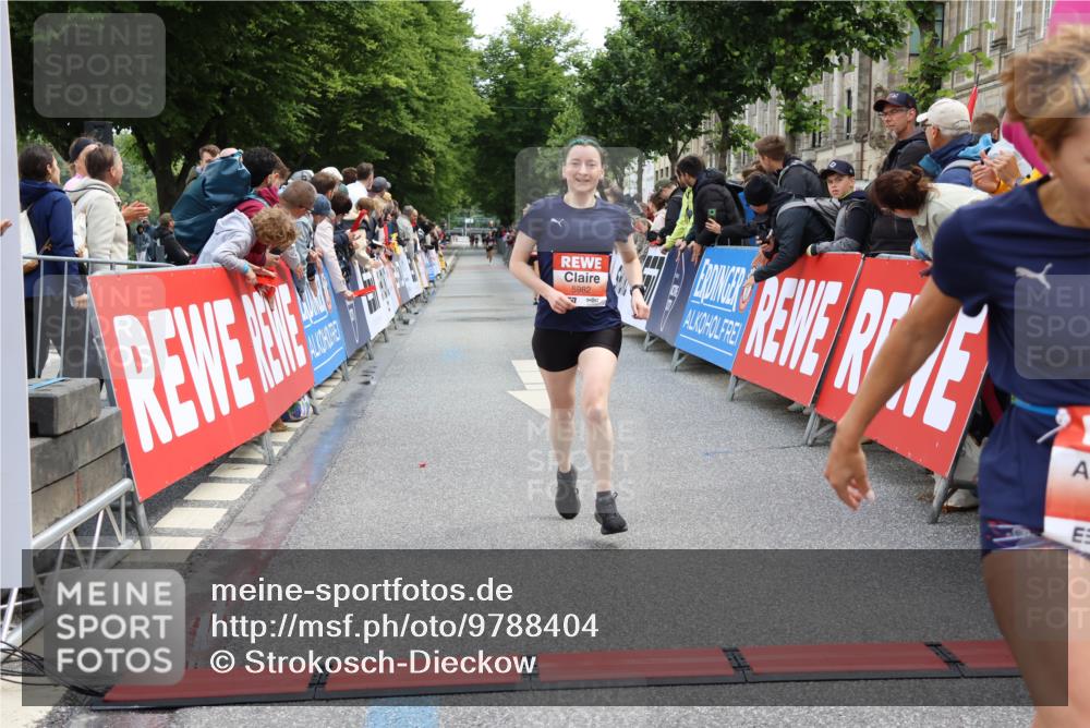 14.06.2026 - REWE Women's Run Strokosch-Dieckow http://msf.ph/oto/9788404 14.06.2026 10:52:02 Ziel 5093, 5982, 5995 meine-sportfotos.de