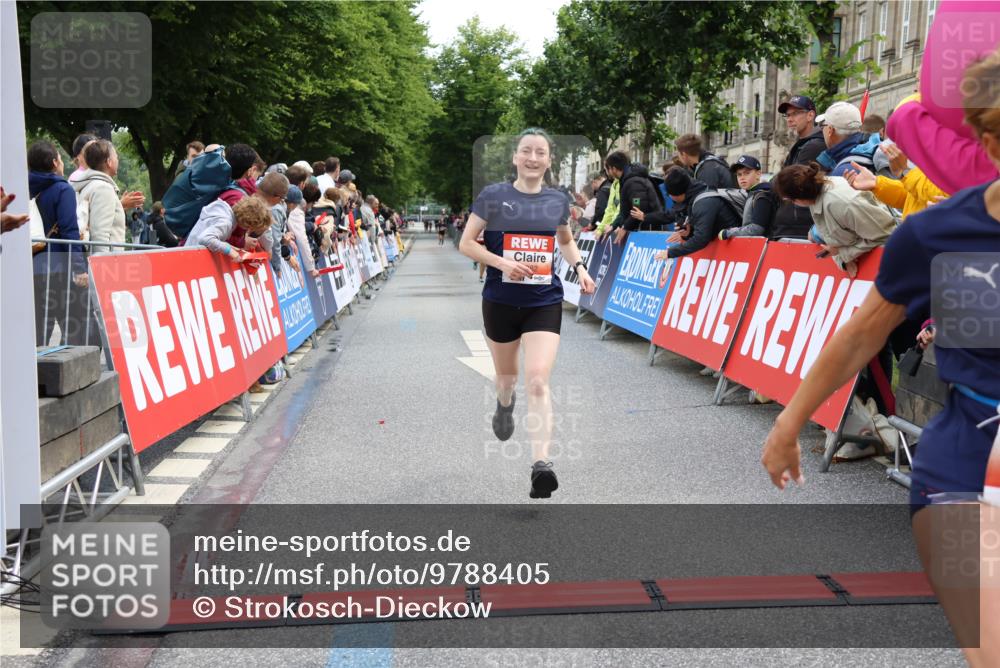 14.06.2026 - REWE Women's Run Strokosch-Dieckow http://msf.ph/oto/9788405 14.06.2026 10:52:02 Ziel 5093, 5982, 5995 meine-sportfotos.de