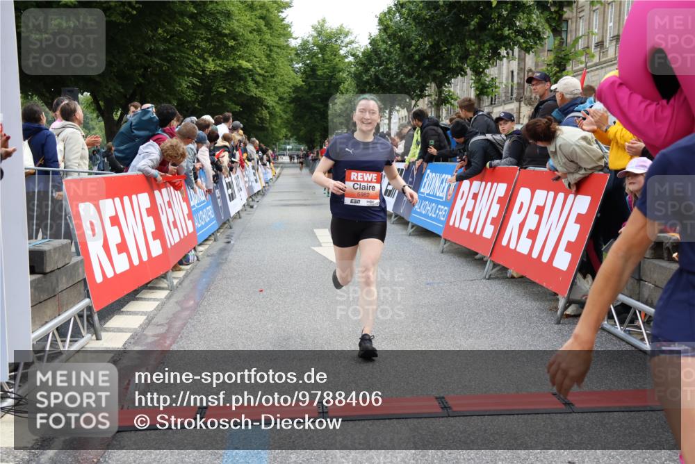 14.06.2026 - REWE Women's Run Strokosch-Dieckow http://msf.ph/oto/9788406 14.06.2026 10:52:02 Ziel 5093, 5982, 5995 meine-sportfotos.de