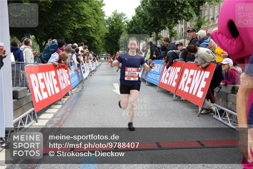 14.06.2026 - REWE Women's Run Strokosch-Dieckow http://msf.ph/oto/9788407 14.06.2026 10:52:02 Ziel 5093, 5982, 5995 meine-sportfotos.de