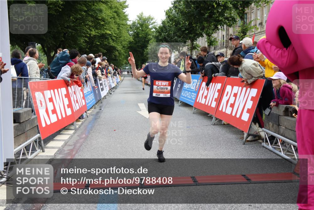 14.06.2026 - REWE Women's Run Strokosch-Dieckow http://msf.ph/oto/9788408 14.06.2026 10:52:02 Ziel 5093, 5982, 5995 meine-sportfotos.de