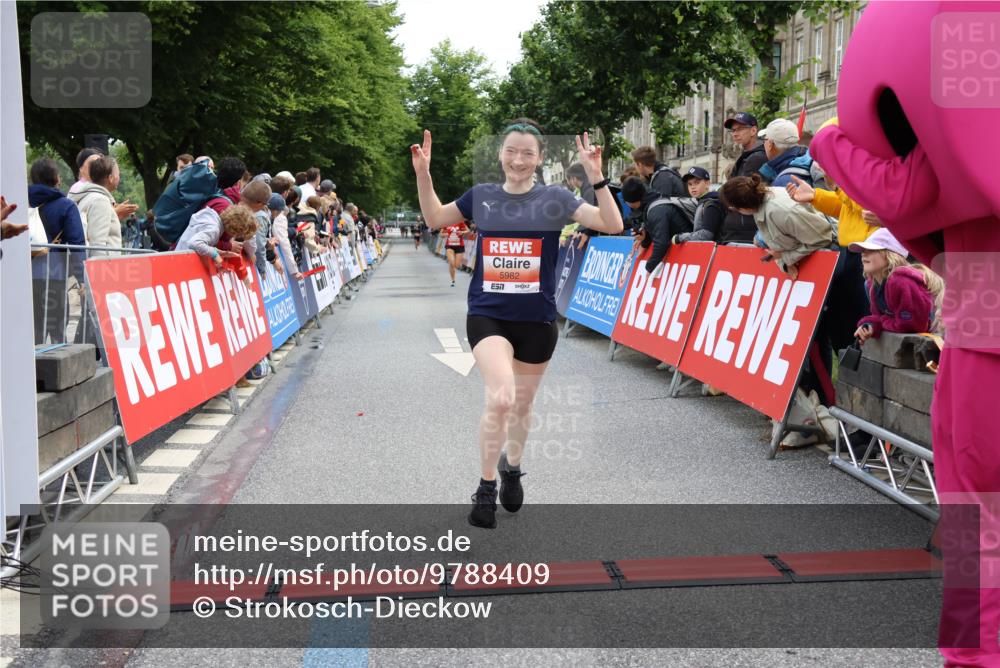14.06.2026 - REWE Women's Run Strokosch-Dieckow http://msf.ph/oto/9788409 14.06.2026 10:52:02 Ziel 5093, 5982, 5995 meine-sportfotos.de