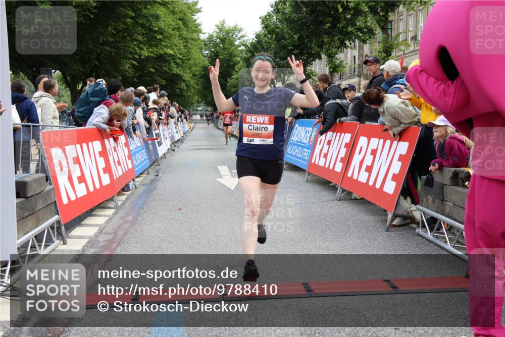 14.06.2026 - REWE Women's Run Strokosch-Dieckow http://msf.ph/oto/9788410 14.06.2026 10:52:02 Ziel 5093, 5982, 5995 meine-sportfotos.de