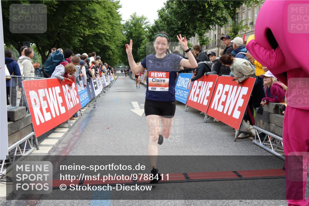 14.06.2026 - REWE Women's Run Strokosch-Dieckow http://msf.ph/oto/9788411 14.06.2026 10:52:02 Ziel 5093, 5982, 5995 meine-sportfotos.de