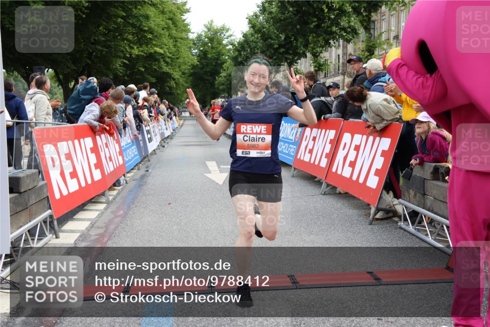 14.06.2026 - REWE Women's Run Strokosch-Dieckow http://msf.ph/oto/9788412 14.06.2026 10:52:02 Ziel 5093, 5982, 5995 meine-sportfotos.de