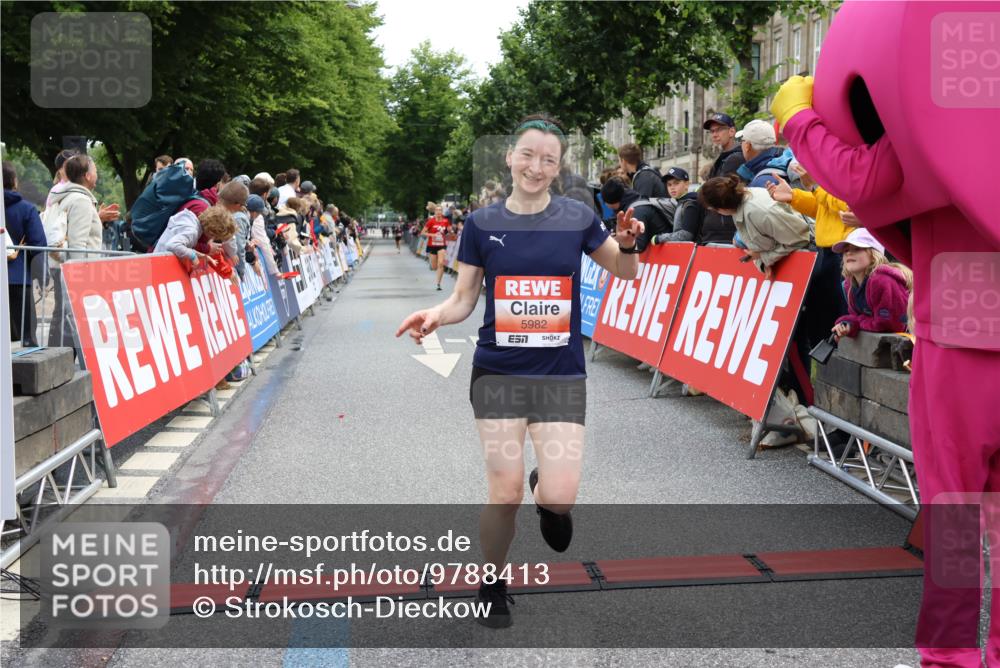 14.06.2026 - REWE Women's Run Strokosch-Dieckow http://msf.ph/oto/9788413 14.06.2026 10:52:02 Ziel 5093, 5982, 5995 meine-sportfotos.de