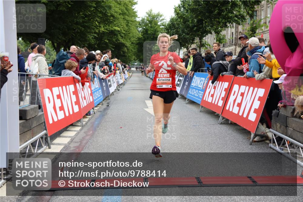 14.06.2026 - REWE Women's Run Strokosch-Dieckow http://msf.ph/oto/9788414 14.06.2026 10:52:06 Ziel 5093, 5982, 5995 meine-sportfotos.de