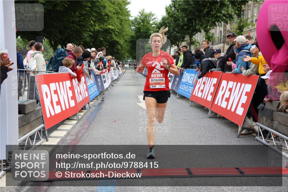 14.06.2026 - REWE Women's Run Strokosch-Dieckow http://msf.ph/oto/9788415 14.06.2026 10:52:06 Ziel 5093, 5982, 5995 meine-sportfotos.de