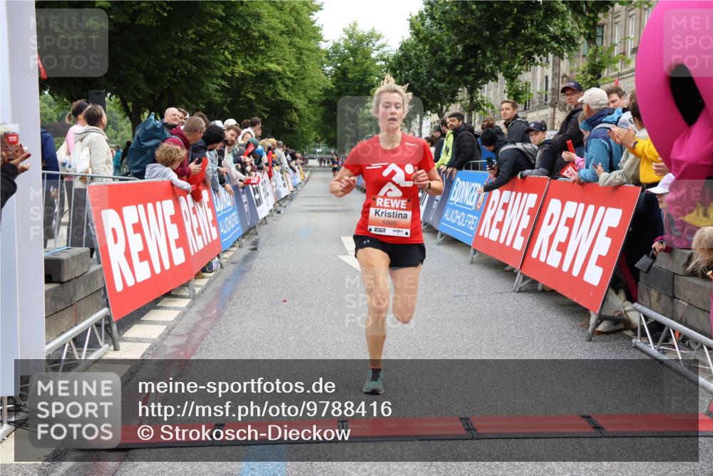 14.06.2026 - REWE Women's Run Strokosch-Dieckow http://msf.ph/oto/9788416 14.06.2026 10:52:06 Ziel 5093, 5982, 5995 meine-sportfotos.de