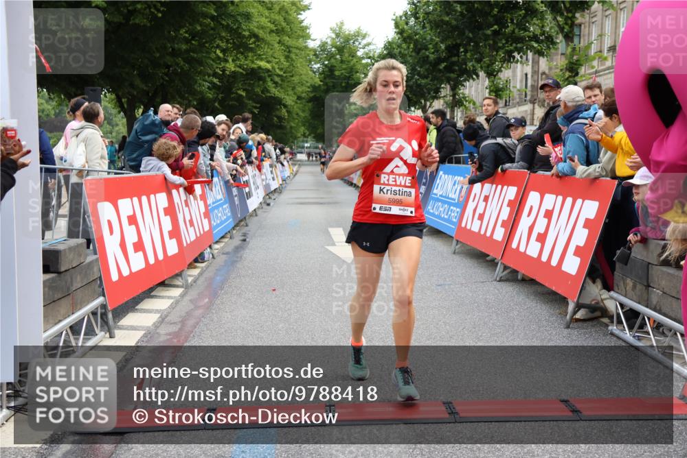 14.06.2026 - REWE Women's Run Strokosch-Dieckow http://msf.ph/oto/9788418 14.06.2026 10:52:06 Ziel 5093, 5982, 5995 meine-sportfotos.de