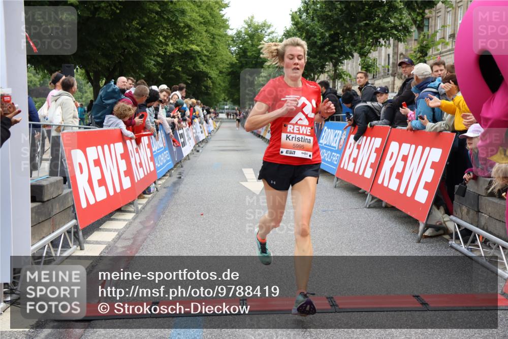 14.06.2026 - REWE Women's Run Strokosch-Dieckow http://msf.ph/oto/9788419 14.06.2026 10:52:06 Ziel 5093, 5982, 5995 meine-sportfotos.de