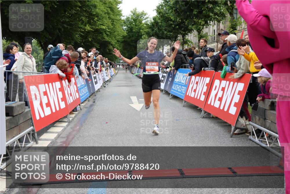 14.06.2026 - REWE Women's Run Strokosch-Dieckow http://msf.ph/oto/9788420 14.06.2026 10:52:20 Ziel 6051 meine-sportfotos.de