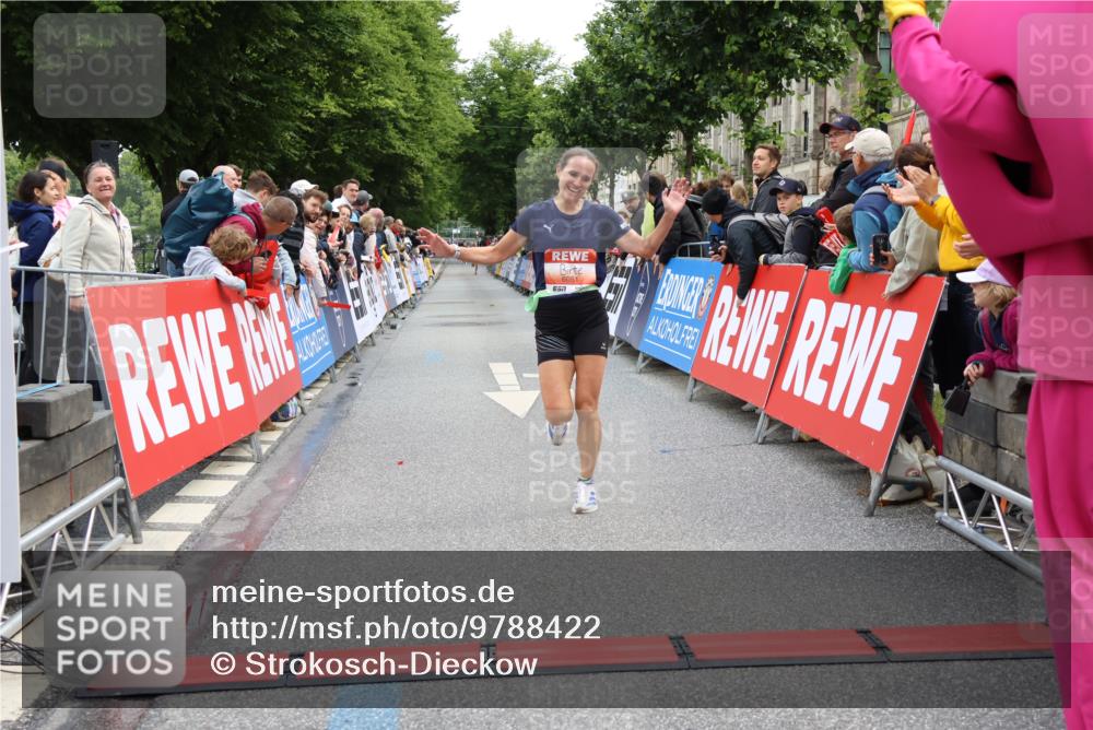 14.06.2026 - REWE Women's Run Strokosch-Dieckow http://msf.ph/oto/9788422 14.06.2026 10:52:20 Ziel 6051 meine-sportfotos.de