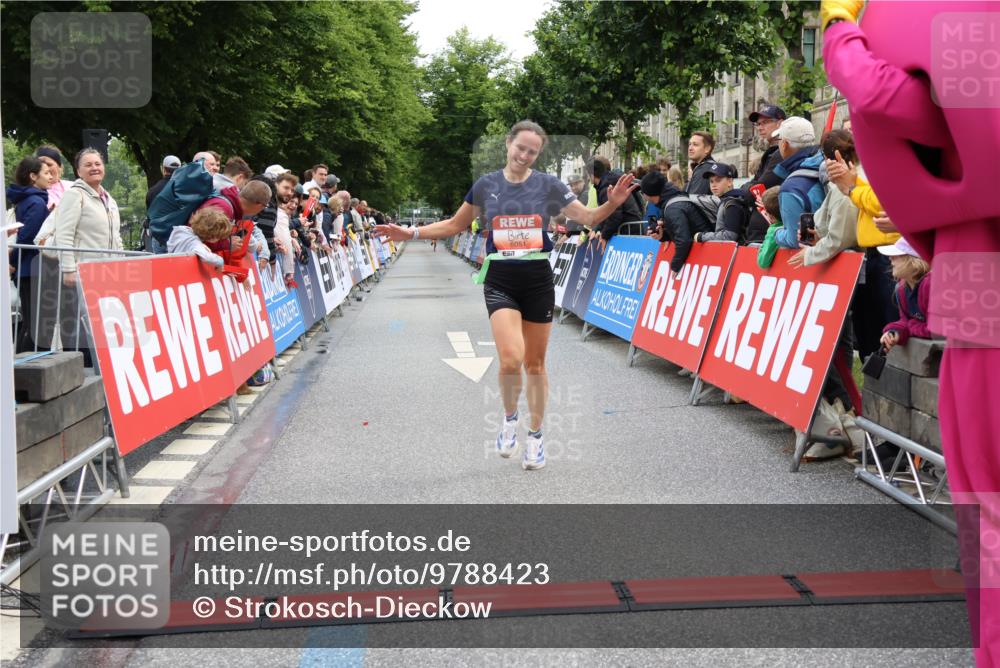 14.06.2026 - REWE Women's Run Strokosch-Dieckow http://msf.ph/oto/9788423 14.06.2026 10:52:20 Ziel 6051 meine-sportfotos.de