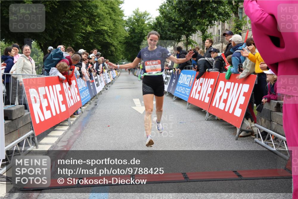 14.06.2026 - REWE Women's Run Strokosch-Dieckow http://msf.ph/oto/9788425 14.06.2026 10:52:20 Ziel 6051 meine-sportfotos.de