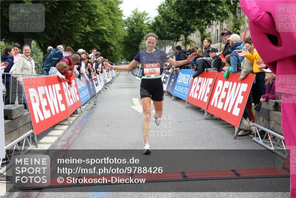 14.06.2026 - REWE Women's Run Strokosch-Dieckow http://msf.ph/oto/9788426 14.06.2026 10:52:20 Ziel 6051 meine-sportfotos.de