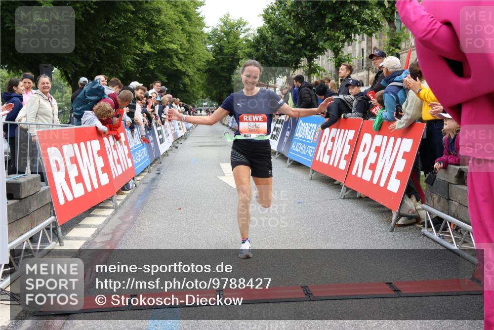 14.06.2026 - REWE Women's Run Strokosch-Dieckow http://msf.ph/oto/9788427 14.06.2026 10:52:20 Ziel 6051 meine-sportfotos.de