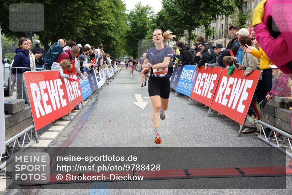 14.06.2026 - REWE Women's Run Strokosch-Dieckow http://msf.ph/oto/9788428 14.06.2026 10:52:36 Ziel 5458, 5682 meine-sportfotos.de