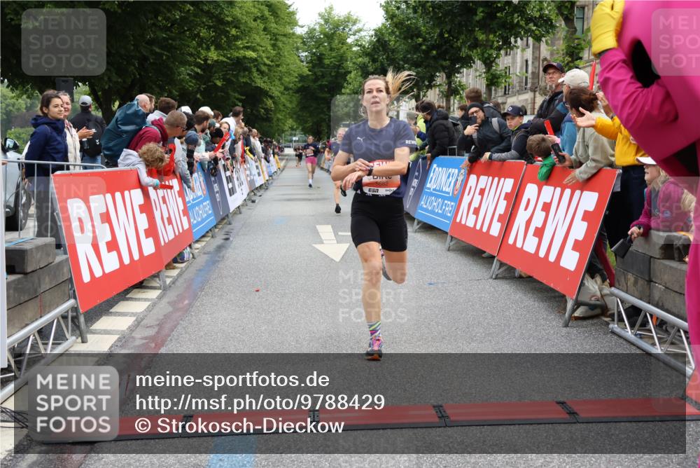 14.06.2026 - REWE Women's Run Strokosch-Dieckow http://msf.ph/oto/9788429 14.06.2026 10:52:36 Ziel 5458, 5682 meine-sportfotos.de