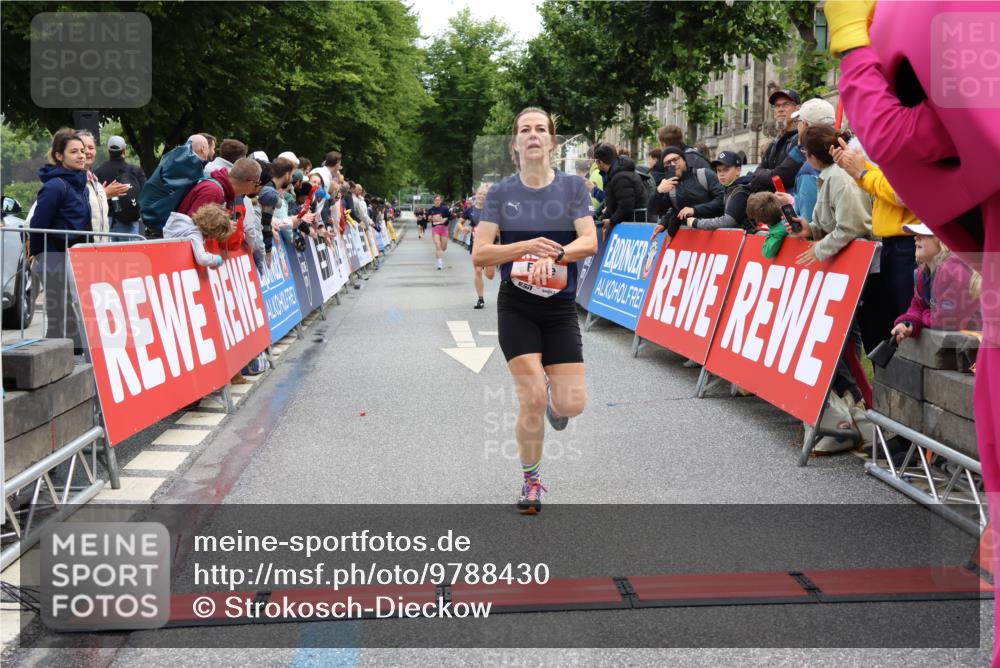 14.06.2026 - REWE Women's Run Strokosch-Dieckow http://msf.ph/oto/9788430 14.06.2026 10:52:36 Ziel 5458, 5682 meine-sportfotos.de