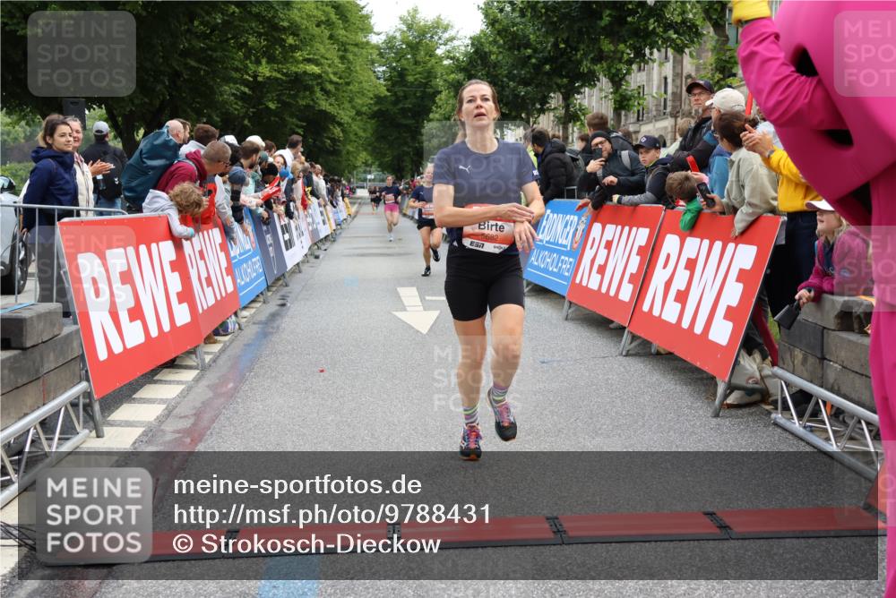 14.06.2026 - REWE Women's Run Strokosch-Dieckow http://msf.ph/oto/9788431 14.06.2026 10:52:37 Ziel 5458, 5682 meine-sportfotos.de