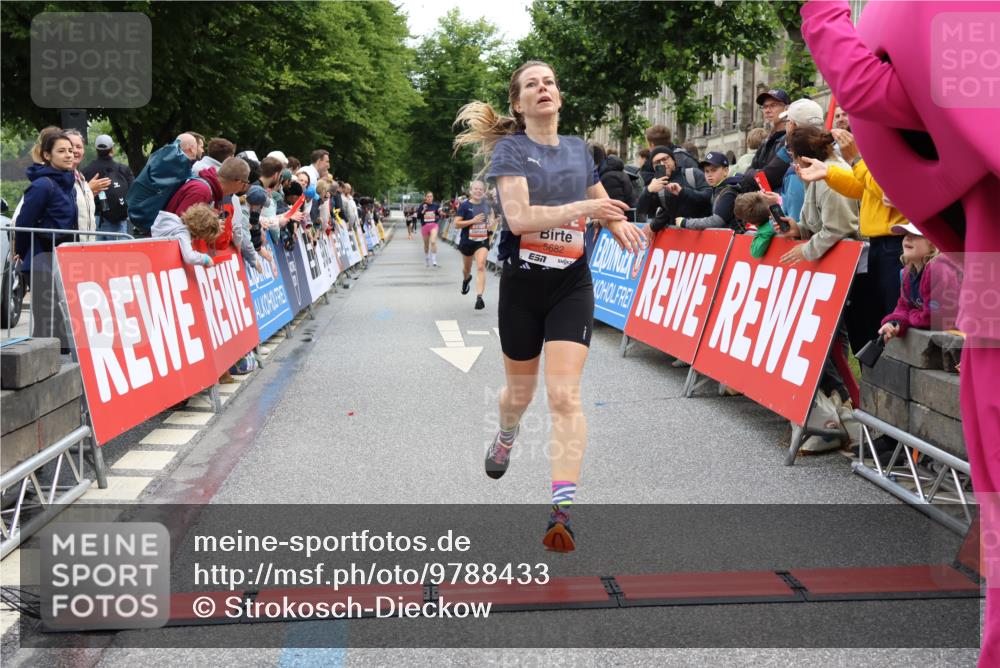 14.06.2026 - REWE Women's Run Strokosch-Dieckow http://msf.ph/oto/9788433 14.06.2026 10:52:37 Ziel 5458, 5682 meine-sportfotos.de