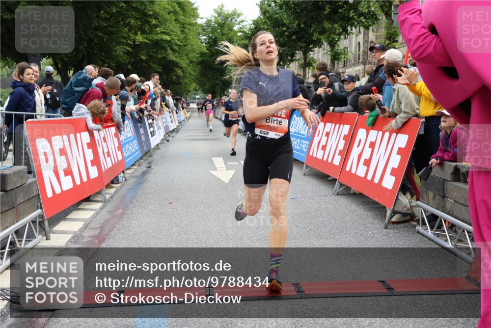 14.06.2026 - REWE Women's Run Strokosch-Dieckow http://msf.ph/oto/9788434 14.06.2026 10:52:37 Ziel 5458, 5682 meine-sportfotos.de
