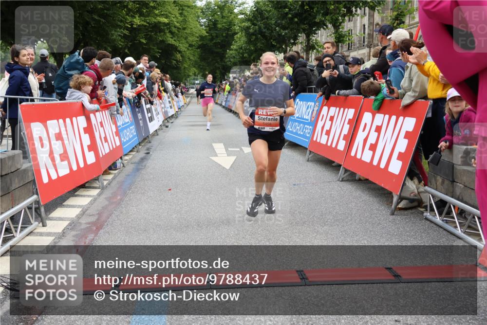 14.06.2026 - REWE Women's Run Strokosch-Dieckow http://msf.ph/oto/9788437 14.06.2026 10:52:39 Ziel 5361, 5458, 5682 meine-sportfotos.de