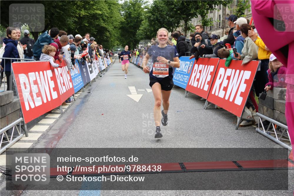 14.06.2026 - REWE Women's Run Strokosch-Dieckow http://msf.ph/oto/9788438 14.06.2026 10:52:39 Ziel 5361, 5458, 5682 meine-sportfotos.de