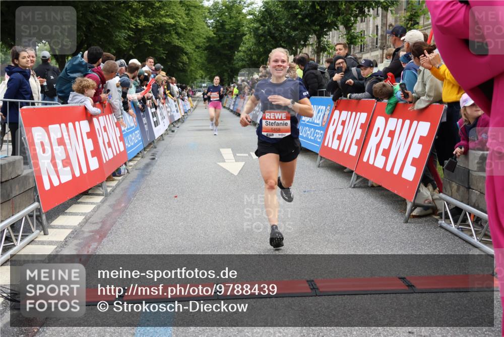 14.06.2026 - REWE Women's Run Strokosch-Dieckow http://msf.ph/oto/9788439 14.06.2026 10:52:39 Ziel 5361, 5458, 5682 meine-sportfotos.de