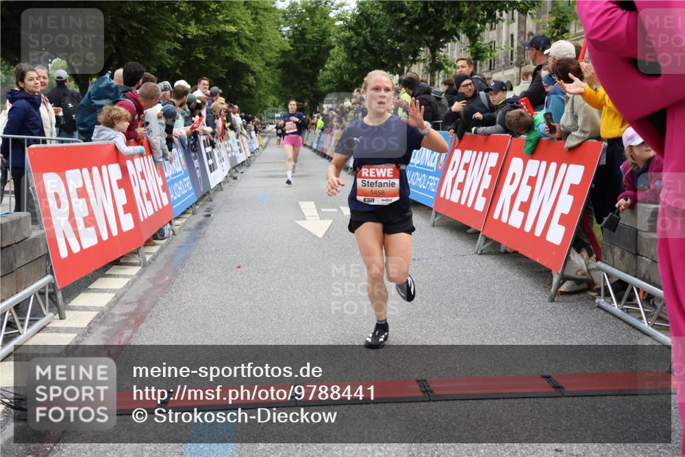 14.06.2026 - REWE Women's Run Strokosch-Dieckow http://msf.ph/oto/9788441 14.06.2026 10:52:39 Ziel 5361, 5458, 5682 meine-sportfotos.de