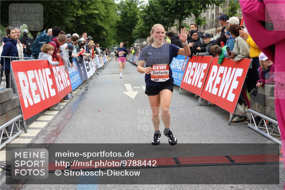 14.06.2026 - REWE Women's Run Strokosch-Dieckow http://msf.ph/oto/9788442 14.06.2026 10:52:39 Ziel 5361, 5458, 5682 meine-sportfotos.de