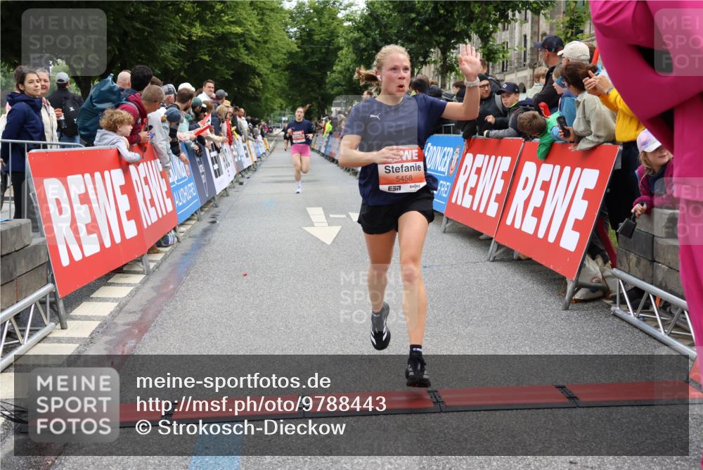 14.06.2026 - REWE Women's Run Strokosch-Dieckow http://msf.ph/oto/9788443 14.06.2026 10:52:39 Ziel 5361, 5458, 5682 meine-sportfotos.de