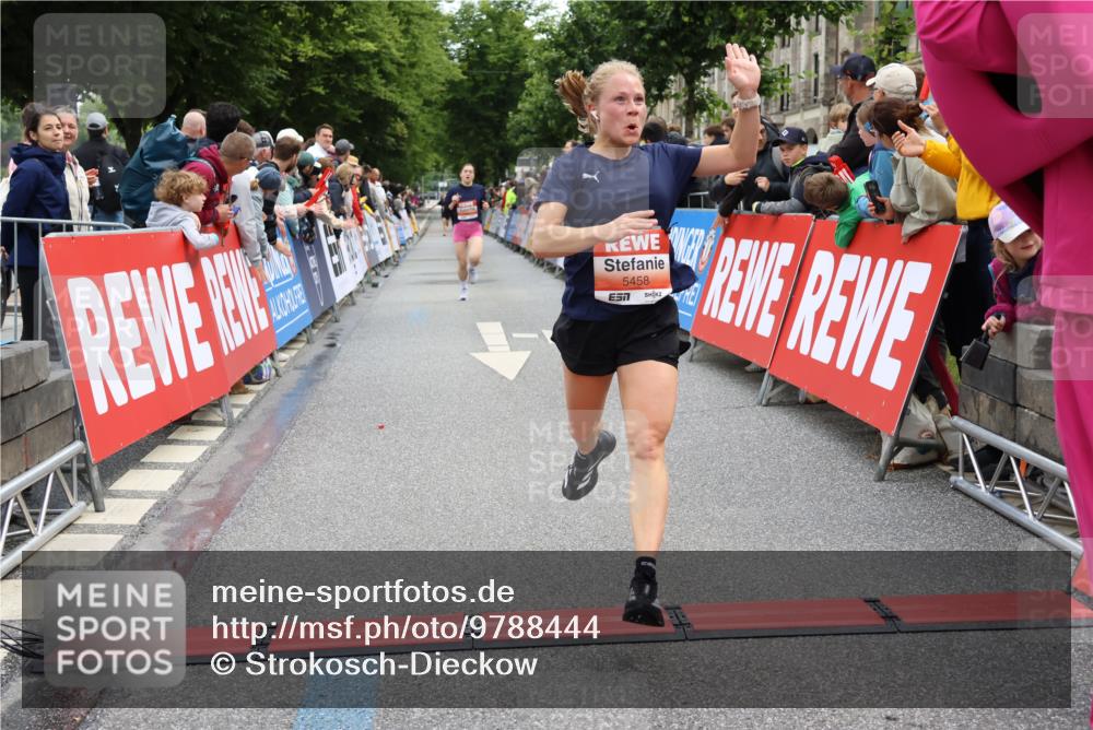 14.06.2026 - REWE Women's Run Strokosch-Dieckow http://msf.ph/oto/9788444 14.06.2026 10:52:39 Ziel 5361, 5458, 5682 meine-sportfotos.de