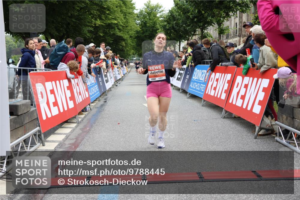 14.06.2026 - REWE Women's Run Strokosch-Dieckow http://msf.ph/oto/9788445 14.06.2026 10:52:43 Ziel 5361, 5458, 5682 meine-sportfotos.de