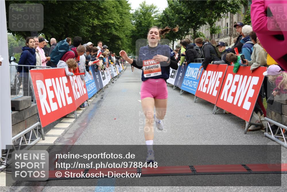 14.06.2026 - REWE Women's Run Strokosch-Dieckow http://msf.ph/oto/9788448 14.06.2026 10:52:43 Ziel 5361, 5458, 5682 meine-sportfotos.de