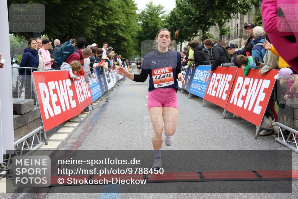 14.06.2026 - REWE Women's Run Strokosch-Dieckow http://msf.ph/oto/9788450 14.06.2026 10:52:43 Ziel 5361, 5458, 5682 meine-sportfotos.de