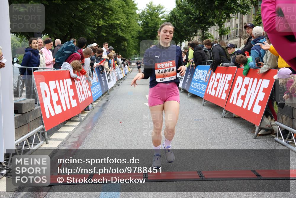 14.06.2026 - REWE Women's Run Strokosch-Dieckow http://msf.ph/oto/9788451 14.06.2026 10:52:43 Ziel 5361, 5458, 5682 meine-sportfotos.de