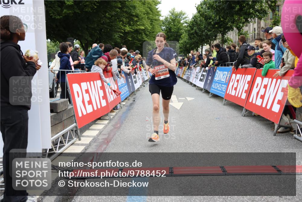 14.06.2026 - REWE Women's Run Strokosch-Dieckow http://msf.ph/oto/9788452 14.06.2026 10:52:54 Ziel 5231, 5336 meine-sportfotos.de