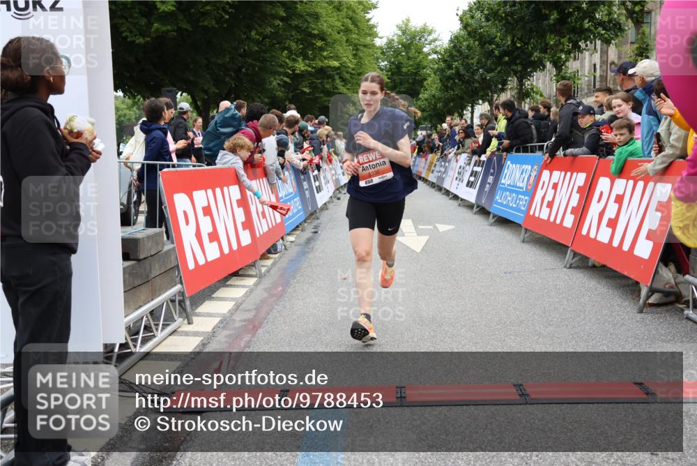 14.06.2026 - REWE Women's Run Strokosch-Dieckow http://msf.ph/oto/9788453 14.06.2026 10:52:54 Ziel 5231, 5336 meine-sportfotos.de