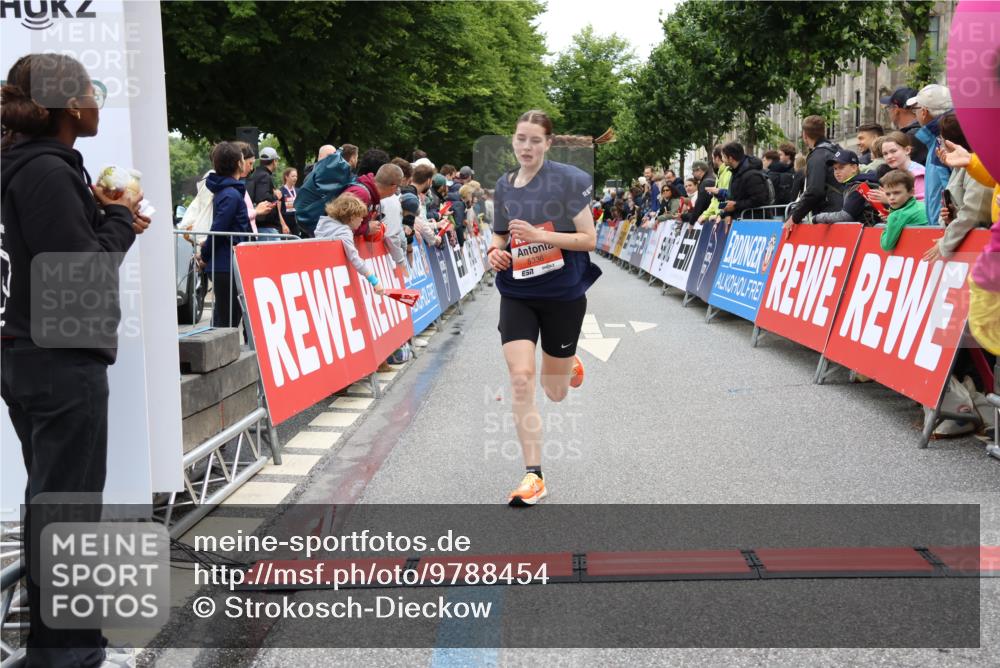 14.06.2026 - REWE Women's Run Strokosch-Dieckow http://msf.ph/oto/9788454 14.06.2026 10:52:54 Ziel 5231, 5336 meine-sportfotos.de