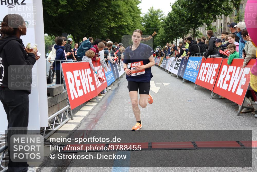 14.06.2026 - REWE Women's Run Strokosch-Dieckow http://msf.ph/oto/9788455 14.06.2026 10:52:54 Ziel 5231, 5336 meine-sportfotos.de