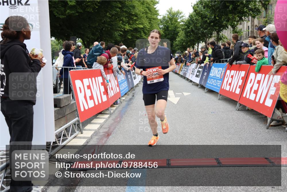 14.06.2026 - REWE Women's Run Strokosch-Dieckow http://msf.ph/oto/9788456 14.06.2026 10:52:54 Ziel 5231, 5336 meine-sportfotos.de